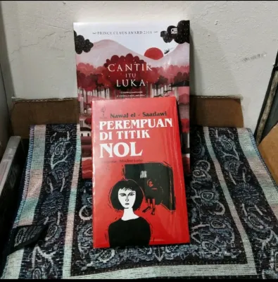 buku paket 2 perempuan dititik nol dan cantik itu luka best seller