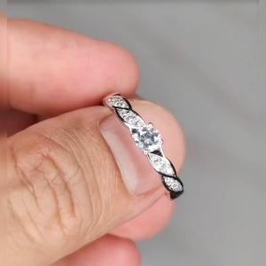 Girlie ACC - Cincin Rhodium Wanita | Desain Simpel Bertabur Zirkonia | Cincin Tunangan & Pernikahan