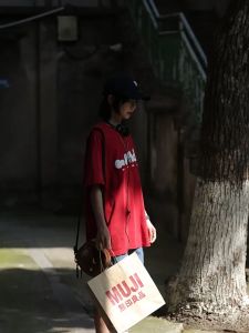 เสื้อยืดคอกลมแขนสั้นพิมพ์ลายสไตล์ญี่ปุ่นสำหรับผู้ชาย หลวมๆ ระบายอากาศได้ดี