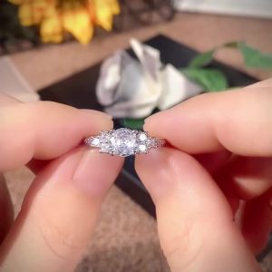 Huitan Luxury Women Elegant Ring Gold Color/Silver Color Inlaid Shining CZ Fashion Wedding Engagement Promise Jewelry for Gift