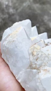 附带光感浮白水晶 菠萝晶簇（White Quartz / Milky Quartz）