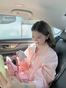 เสื้อเชิ้ตแขนยาว ผู้หญิง สีชมพู้ กับสีขอ กระโดชั่นยาว ไสตล์เกาหลี สวมกับสบายสไตล์สาวขนมยี่ปุ่น เรียบๆไม่มีลาย เป็น free size ที่สามารถสัมผัสได้ง่าย