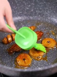 [EZY4LIFE] Berus Botol Minyak Silikon dengan Penutup Silicone Oil Bottle Brush Integrated With Lid High Temperature Resistant Silicone Bottle Brush Portable Barbecue Oil Brush Household Baking Oil Brush Pancake Brush Oil Tool Small and convenient