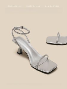 รองเท้าแตะส้นสูงแบบสายรัดหัวเข็มขัดสีเงินประดับคริสตัล รองเท้าแตะส้นสูงแบบสวมหัวโล่งสำหรับผู้หญิง รองเท้าแตะส้นแบนสไตล์ฝรั่งเศส