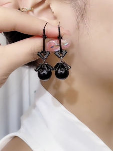 Elegant Black Pearl Earrings: A Fashionable Retro Style Women's Jewelry