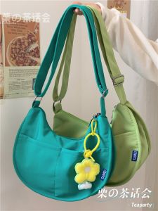 กระเป๋าผ้าใบแฟชั่นอินเทรนด์สําหรับผู้หญิงที่มีความจุขนาดใหญ่กระเป๋าสะพายข้างทรงเกี๊ยวอเนกประสงค์ที่เรียบง่ายสําหรับเยาวชน