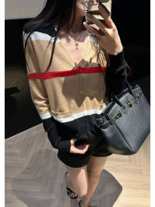 เสื้อสเวตเตอร์คาร์ดิแกนคอวีแขนยาวสั้นสไตล์ย้อนยุคสำหรับผู้หญิง ฤดูใบไม้ร่วง 2025 เสื้อคลุมกันหนาวแบบสวมหัวแขนยาว