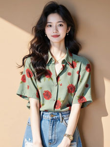 เสื้อเชิ้ตแขนสั้นพิมพ์ลายดอกกุหลาบสีแดงสไตล์ฝรั่งเศสสำหรับผู้หญิงในช่วงฤดูร้อน ทรงหลวม คอโปโล ปกติ