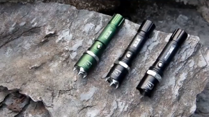 ไฟฉายแรงสูง ฉลามยิ้ม ไฟฉาย LED Anti Wolf ป้องกันร่างกายที่แข็งแกร่งไฟฉายสาวป้องกันตัวเองชาร์จไฟบ้านยาวทำงานโคมไฟป้องกันตนเองอาวุธ ไฟฉายยุทธวิธี