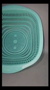 PLASTIC KITCHEN COLANDER MESH TRAY COLANDER TRAY FRUITS AND VEGETABLE BASKET