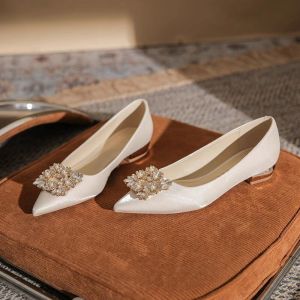 รองเท้าแต่งงานส้นเตี้ยแบบสวมหัวแหลม ด้านในทำจากหนังเทียม ด้านนอกทำจากผ้าไหม ดีไซน์เรียบง่าย สไตล์เจ้าสาว รองเท้าแต่งงานแบบสวมหัวแหลม