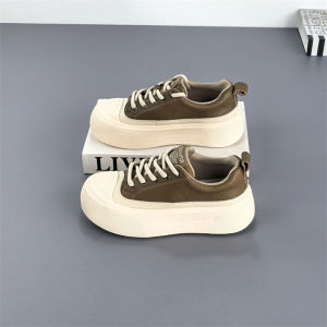 รองเท้าผ้าใบลำลองหนังวัวชั้นบนสีแดงสำหรับผู้หญิง ฤดูใบไม้ผลิ 2025 รองเท้าผ้าใบสีขาวพื้นหนาแบบอเนกประสงค์สไตล์ย้อนยุค รองเท้าส้นเดี่ยวหนังแท้