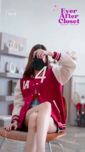 แจ๊คเก็ตหญิง เสื้อเบสบอล ผญ สไคล์สาวไฮสคูล ใส่ได้ทั้งทำงานออฟฟิศคุลมหนาว เดินทาง ตปท. หรือใส่กันลมก็น่ารักค่ะ freesize มี 2 สี ดำ แดง