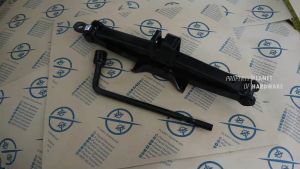 Paket Dongkrak Jembatan Mobil 2 Ton dan Kunci Roda Toyota 21mm