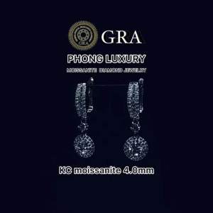 Bông tai nữ kim cương moissanite GRA 4.0mm xi bạch kim vàng trắng PHONGLUXURYJEWELRY