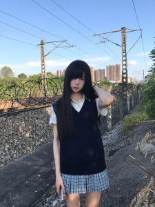 เสื้อกั๊กสีน้ำเงินอ่อนสไตล์วิทยาลัย เสื้อสเวตเตอร์แขนกุดผู้หญิง ทรงหลวม คอวี เสื้อสเวตเตอร์ถักบาง สไตล์ญี่ปุ่น