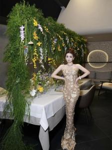 เรียบหรู สไตล์ฝรั่งเศส ไม่มีสาย ชุดราตรี ประดับดอกไม้ 3 มิติสําหรับผู้หญิงงานเลี้ยงวันเกิดยาว ชุดเดรสออกงานกลางคืน