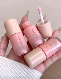 Velvet Matte Liquid Blush: Made with fine hydrating ingredients smooth and easy to blend doesnt cake creates a natural rosy finish. Busy professionals can easily and quickly create a sophisticated and charming look.