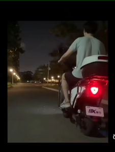 ไฟเตือนไร้สาย HD พร้อมรีโมทคอนโทรล 8 สี RGB LED สำหรับเครื่องบินและมอเตอร์ไซค์