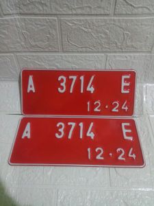 Plat nomor motor dinas warna dasar merah