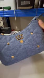 กระเป๋าสะพายข้าง LYN ทรงพอช ขนาด 8 นิ้ว 20 x 13 x 5 cm. มี 2 สาย กระเป๋าประดับหมุดหน้าโซ่ มาใหม่สียีนส์ รุ่นนี้ขายดี พร้อมส่ง