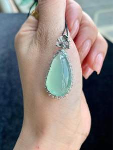 18K Icy Lake Green Jadeite Blessing Melon 18K冰晴翡翠福瓜