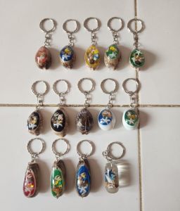Gantungan kunci kerang motif daerah belitung dengan motif berbeda