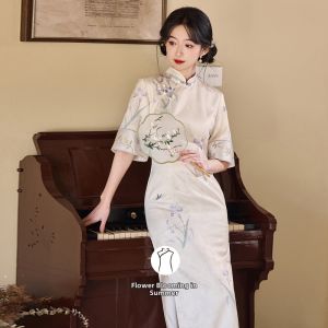 Iris Theme New Chinese Elegant Short Sleeve Qipao