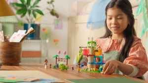 LEGO FRIENDS 42666 Đồ Chơi Lắp Ráp Nhà Cây Và Bữa Tiệc Sinh Nhật Mèo Con (321 chi tiết)