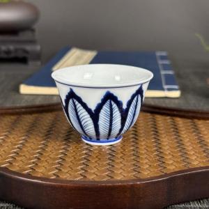 ชุดน้ำชาแฮนด์เมดแบบใหม่ปีหลงถ้วยชาใบเล็กถ้วยเคลือบสีลายครามแก้วสำหรับแขกแก้วสำหรับเจ้าของแก้วไวน์กงฟูฉาถ้วยเดี่ยวพอร์ซเลน