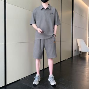 ROMON | ชุดกีฬาลำลองชาย Ice Silk เสื้อโปโลแขนสั้นบางๆ ชุดกีฬาฤดูร้อน กางเกงขาสั้น ชุดสองชิ้น ไม่ต้องรัดรูป ผ้าโพลีเอสเตอร์ 95% ผ้ายืด PU 5%