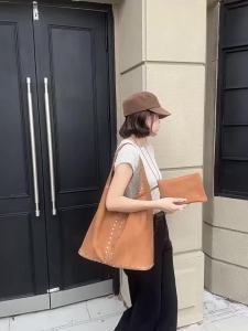 Matte PU Leather Women Handbag Large Capacity Fashion Rivets Shoulder Bag for Ladies Hand Bag Commute Hobos Totes Shopping Bolsa