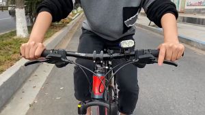 Đèn Xe Đạp Thể Thao LY22 Siêu Sáng 2 Bóng Led T6 Chống Nước Pin Lithium 2400mah Tặng Sạc USB Kèm Còi