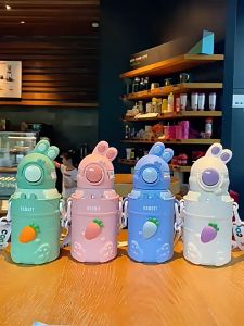 680มล ขวดน้ำเด็ก กระติกน้ำเด็ก ที่ทนทานต่อแรงกระแทก พร้อมหลอดดูด คุณภาพสูง สําหรับเด็กนักเรียน ขวดน้ำลายน่ารัก ขวดน้ำพกพาไปโรงเรียนไปข้างนอกได้สดวกสบาย