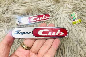 Tem logo cứng Super Cub đỏ cốp xe chữ nổi sắc nét ( giá 1 cặp)
