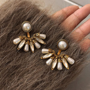 ต่างหูไข่มุกสีทองสไตล์ย้อนยุคสำหรับผู้หญิง ต่างหูทรงกลมขนาดใหญ่แบบเรียบง่าย เครื่องประดับแฟชั่นฤดูใบไม้ร่วง/ฤดูหนาว ต่างหูตกแต่ง