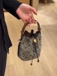 Denim presbyteria cowhide bucket Bag Classic Pillow bag Retro shoulder bag Age-reducing commuter crossbody bag Simple chic makeup case