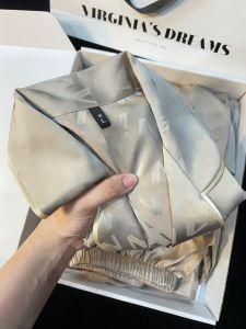 ชุดนอนผ้าไหมชาย แขนยาว 3 ชิ้น ฤดูใบไม้ร่วง/ฤดูหนาว กล่องของขวัญ ชุดอยู่บ้าน สไตล์หรูหรา สวมใส่สบาย เหมาะสำหรับเยาวชน