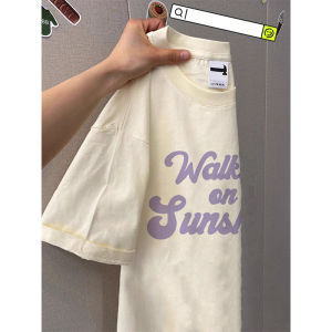 เสื้อยืดแขนสั้นสีเบจสไตล์ญี่ปุ่นแนววินเทจสำหรับผู้หญิง INS เสื้อแขนห้าส่วนพิมพ์ลายตัวอักษรสีตัดกันสไตล์ฮ่องกงชิคๆทรงหลวมสำหรับฤดูร้อน