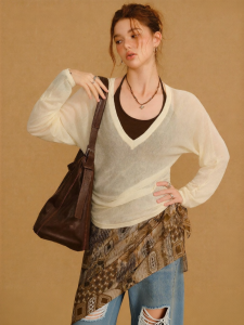 BANANA CICI | Áo Sweater Cổ V Dáng Tunics Tay Chân Dê Pha Sợi Lyocell-Linen Thu 2026