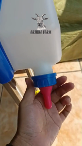 Tempat Minum Domba Kambing Ember Dot Koloni 6 Dot Cempe Dengan Penyangga