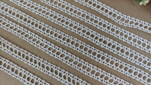 Charlie fabric เส้นแต่งลูกไม้โครเชต์ ขนาดความกว้าง 1 ซม. ลูกไม้คุณภาพดี สีสวย ใช้ตกแต่งงานผ้า งานDIY