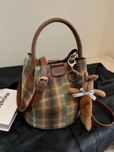 กระเป๋าสะพายข้างผ้าขนสัตว์ลายสก็อตระดับไฮเอนด์สำหรับผู้หญิง กระเป๋าถือทรงกลมสไตล์ฤดูใบไม้ร่วง/ฤดูหนาว กระเป๋าสะพายข้างทรงกลมสำหรับผู้หญิง