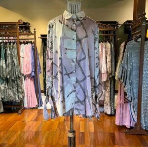 Fredia Tunik by Dian Pelangi LIMITED EDITION Blouse Baju Atasan Kemeja Blus Outfit Casual Formal Kerja Kantor Pesta Pernikahan Kondangan Lebaran Wanita Hijaber Cantik Anggun Modis Modern Elegan Mewah Model Korea Terbaru Motif Batik Abstrak Kekinian