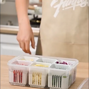 BLIVO กล่องถนอมอาหาร แยก 4/6ช่อง โปร่งใสกล่องเก็บอาหาร กล่องเก็บของในตู้เย็น กล่องบรรจุอาหารเด็ก กล่องเก็บผัก พร้อมฝาปิด