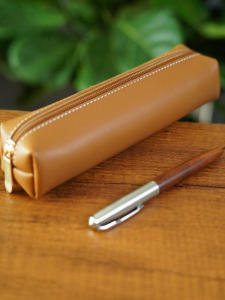 กระเป๋าใส่แปรงแต่งหน้าแบบจุขนาดใหญ่ PU Leather สีพื้นสำหรับนักเรียน กระเป๋าใส่เครื่องเขียนสีดำน่ารักสไตล์ญี่ปุ่น