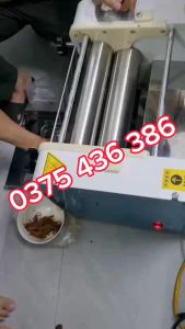 Máy cán bột đế pizza bánh bao khô mực thịt trâu gác bếp công suất 2200w chiều dài lô cán 30cm