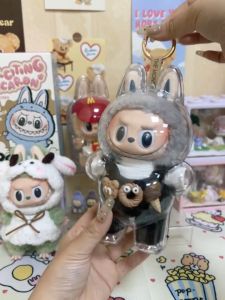 LABUBU ท่านั่ง - เคสใสป้องกัน LABUBU จี้กระเป๋าเป้ป้องกัน อุปกรณ์พวงกุญแจ เคสป้องกันโปร่งใส กันรอย กันน้ำ