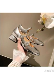 รองเท้า Mary Janes หนังแท้สีเงิน สำหรับผู้หญิง ฤดูใบไม้ผลิและฤดูร้อน รองเท้าส้นหนาแบบหัวเข็มขัด รองเท้าแฟชั่นสำหรับผู้หญิง