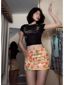 กระโปรงสั้นเอวต่ำเซ็กซี่สีสันสดใสสำหรับผู้หญิง กระโปรงทรงเอผ้าไนลอนผสมโพลีเอสเตอร์ ทรงเข้ารูป ฤดูร้อน 2025 กระโปรงสั้น